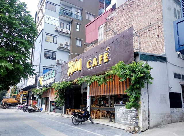 Với lợi thế mặt bằng, một quán cafe được mở ngay trên phần đất nhỏ của đường Nguyễn Văn Huyên kéo dài.
