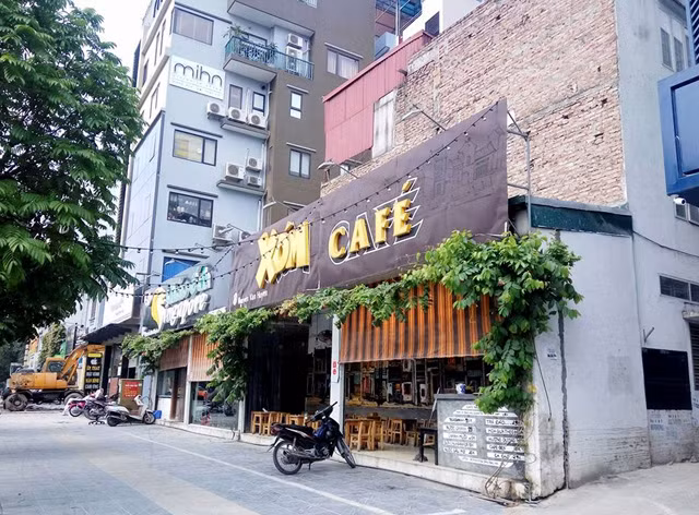 Với lợi thế mặt bằng, một quán cafe được mở ngay trên phần đất nhỏ của đường Nguyễn Văn Huyên kéo dài.