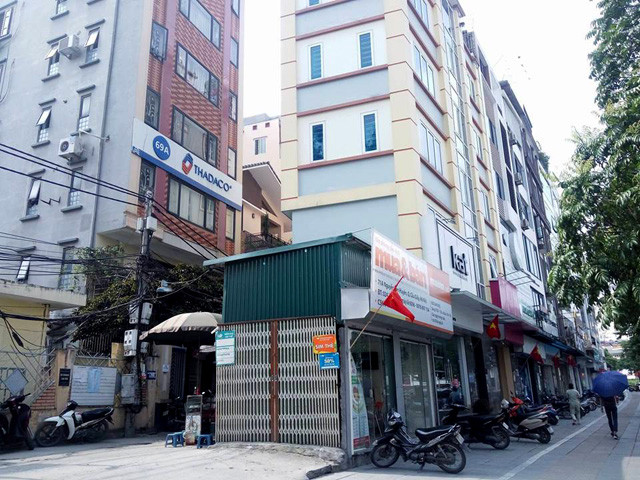 Theo Chánh Thanh tra Sở Xây dựng Nguyễn Việt Dũng cho biết, trước thời điểm 2015, toàn TP có trên 300 trường hợp nhà "siêu mỏng, siêu méo". Sau nhiều năm phối hợp xử lý, tính đến đầu tháng 6.2017, đã “trảm” được 160 công trình. Hiện tại, các dạng nhà, đất không đủ điều kiện để xây dựng tồn đọng cũ giảm còn khoảng 132 trường hợp.