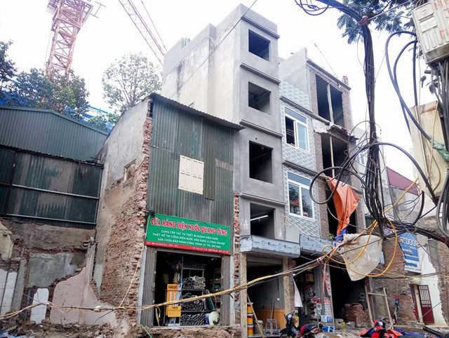 Tiếp đó, trên đường Minh Khai (Hai Bà Trưng, Hà Nội), nhiều môi nhà "kỳ dị" xuất hiện ngày càng nhiều sau khi công tác GPMB được thực hiện.