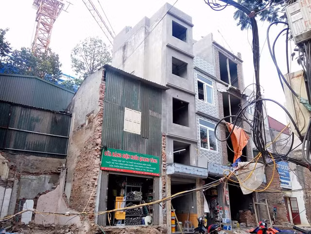 Tiếp đó, trên đường Minh Khai (Hai Bà Trưng, Hà Nội), nhiều môi nhà "kỳ dị" xuất hiện ngày càng nhiều sau khi công tác GPMB được thực hiện.