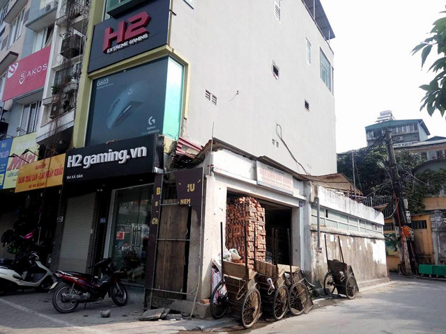 Một ngôi nhà siêu mỏng trên đường Kim Liên đang được sử dụng làm nhà chứa vật liệu xây dựng.