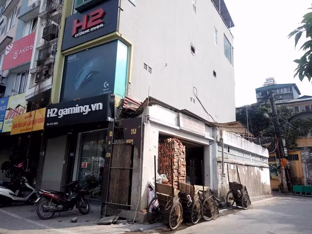 Một ngôi nhà siêu mỏng trên đường Kim Liên đang được sử dụng làm nhà chứa vật liệu xây dựng.