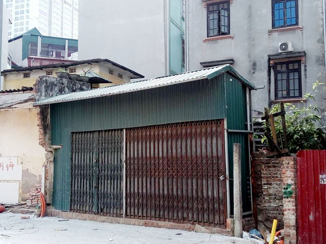 Cũng trên đoạn đường Trần Quý Kiên kéo dài, một số công trình có diện tích vừa nhỏ, vừa méo đang được hình thành.