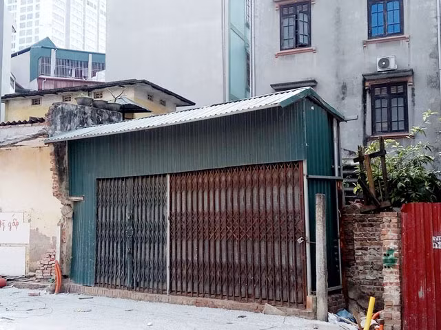 Cũng trên đoạn đường Trần Quý Kiên kéo dài, một số công trình có diện tích vừa nhỏ, vừa méo đang được hình thành.