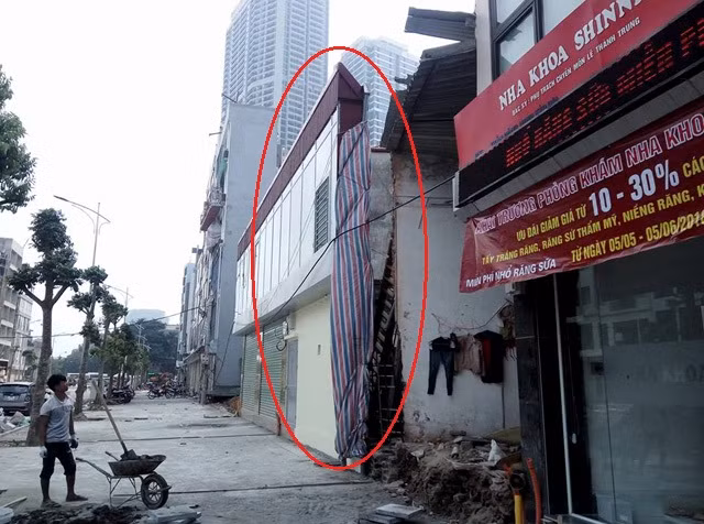 Điển hình như một công trình có hình khối như "tam giác nhọn" đã xuất hiện tại đoạn đường mới Trần Quý Kiên kéo dài (Cầu Giấy, Hà Nội).