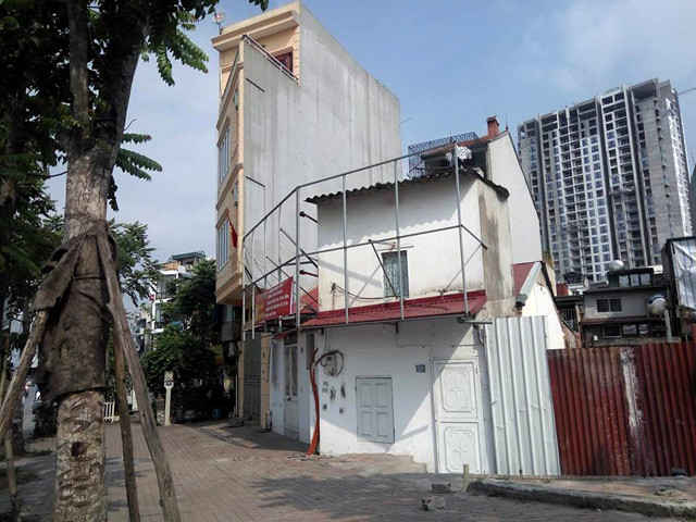 Cũng trên đường Trần Khát Chân kéo dài được đầu tư hàng nghìn tỉ đồng, bộ mặt 2 bên đường vẫn còn ngổn ngang, xấu xí bởi những ngôi nhà “không giống ai”.