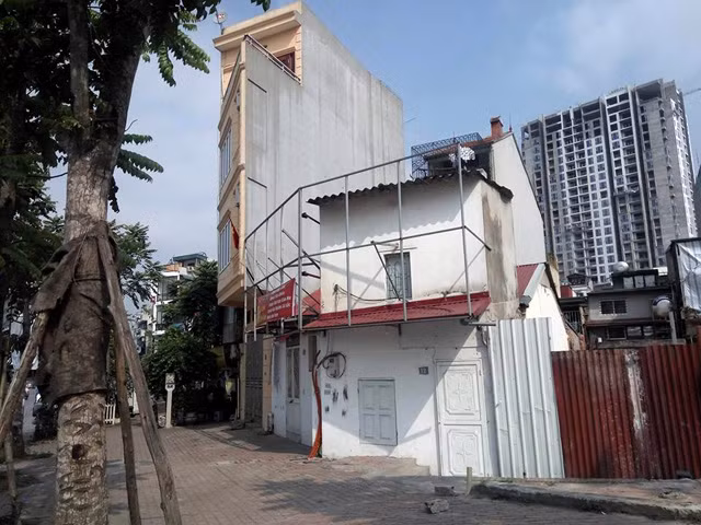 Cũng trên đường Trần Khát Chân kéo dài được đầu tư hàng nghìn tỉ đồng, bộ mặt 2 bên đường vẫn còn ngổn ngang, xấu xí bởi những ngôi nhà “không giống ai”.