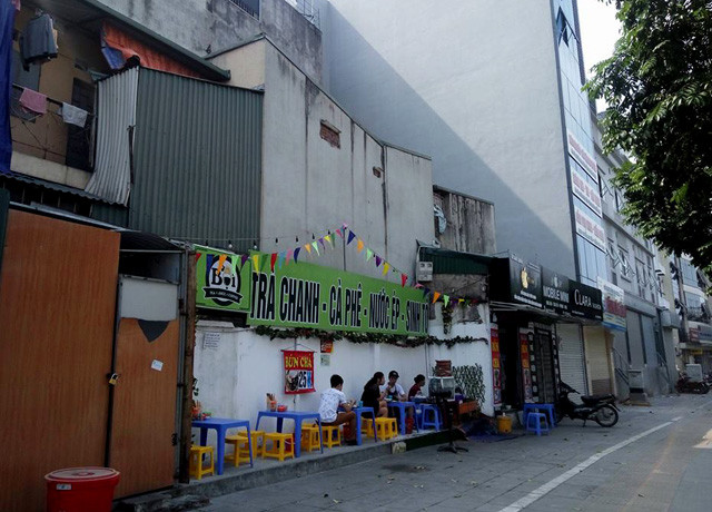 Phần đất còn sót lại của một hộ gia đình trên đường Nguyễn Văn Huyên kéo dài.