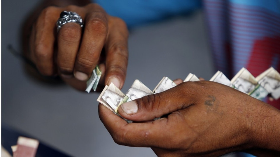 Thậm chí, một người Venezuela nhập cư vào Colombia còn lấy đồng bolivar để gấp đồ thủ công đem bán. Ảnh: Columbia Missourian.