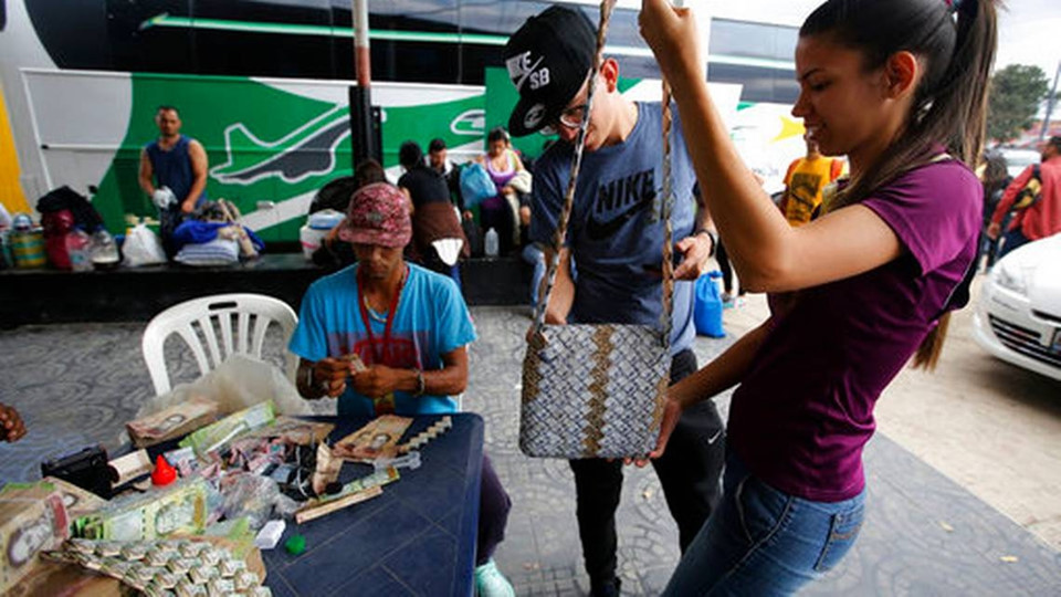 Mỗi sản phẩm được làm từ khoảng 800-1.000 đồng mệnh giá 50-100 bolivar có trị giá chưa tới 50 cent Mỹ (hơn 10.000 đồng). Giá bán mỗi sản phẩm là khoảng 10-15 USD. Ảnh: Columbia Missourian.