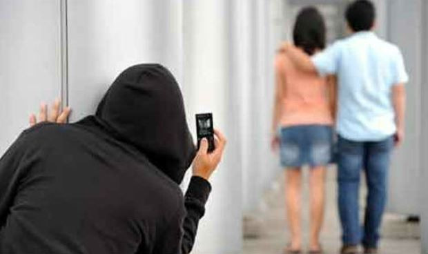 Ta hoa khi nhin thay nguoi yeu lau nam om hon anh nuoi-Hinh-2