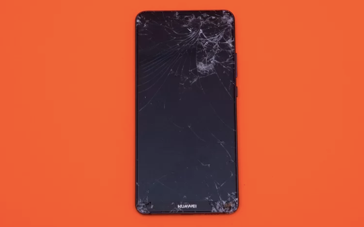 Cú thả rơi úp mặt chiếc Huawei Mate 10 xuống nền bê tông thậm chí để lại nhiều hư hại đến mức lộ cả phần linh kiện điện tử bên trong. (Điểm: 4,3/10).