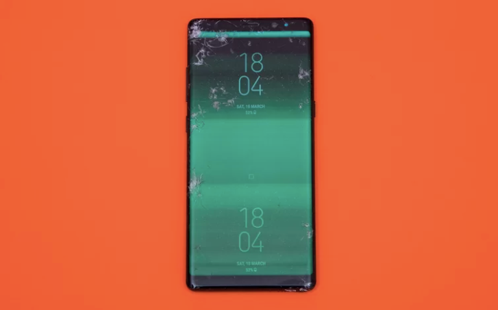 Samsung Galaxy Note8 tương tự iPhone 8 cũng dừng bước ở thử thách thả rơi úp mặt xuống bê tông từ độ cao 1,8 mét. (Điểm: 4,3/10).