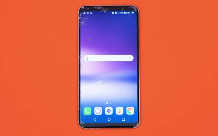 LG V30 bị nứt màn hình khá mạnh sau khi thả rơi úp mặt và thả rơi từ cạnh lên bề mặt bê tông ở độ cao 1,8 mét. Thậm chí phần camera trước cũng hư hại nhưng điện thoại thì dùng được bình thường. V30 chống nước nên có thể “tồn tại” được cú thả rơi vào toilet nhưng sau đó ghi nhận việc mất âm thanh. (Điểm: 6/10)