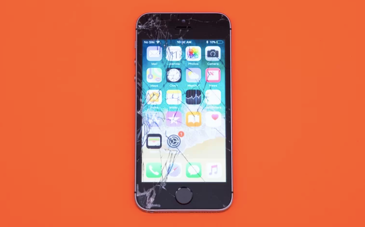 Điện thoại “bé hạt tiêu” của Apple iPhone SE là smartphone có thành tích độ bền kém nhất trong thử nghiệm của Tom’s Guide khi nứt màn hình mạnh ngay từ cú thả rơi xuống bê tông úp mặt từ độ cao 1,2 mét. Đến độ cao 1,8 mét, màn hình nứt mạnh đến mức Tom’s Guide quyết định cho chiếc máy dừng cuộc chơi vì màn hình “quá nguy hiểm để sử dụng”. (Điểm: 3,9/10).