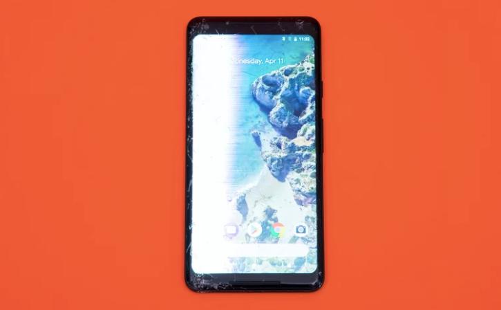 Một nửa màn hình chiếc Google Pixel 2 XL bị trắng xoá sau cú thả rơi úp mặt xuống bê tông ở độ cao 1,8 mét. Có vẻ như đây đúng là thử thách “tử thần” với hầu hết điện thoại trong danh sách này. (Điểm: 4,3/10).