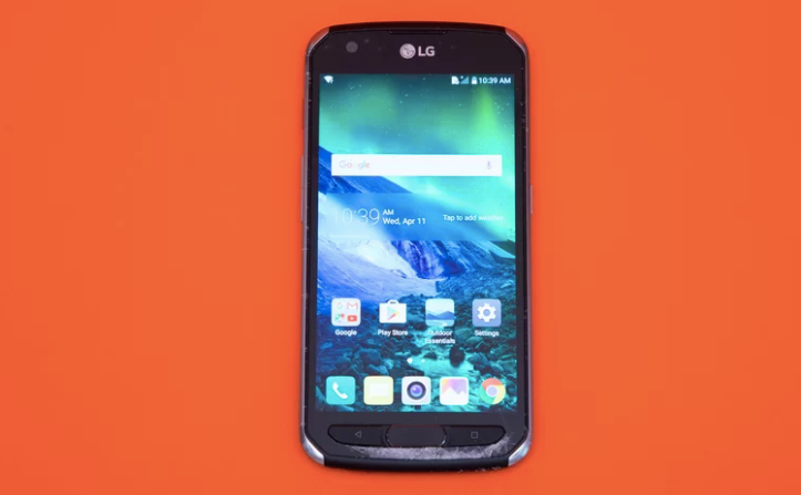 Với khung kim loại và bốn góc được gia cố, LG X Venture có thiết kế chống shock khá hiệu quả. Dù vậy, khi thả rơi từ độ cao 1,8 mét ở cạnh máy, góc dưới mặt trước, bên dưới các phím bấm vật lý đã bị nứt nặng. Thả rơi máy vào toilet cũng khiến mic thoại không còn dùng được. (Điểm: 6,6/10)