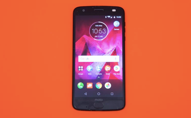 Màn hình chiếc Moto Z2 Force không bị nứt ngay cả từ một cú thả rơi úp mặt từ độ cao 1,8 mét xuống nền bê tông. Hư hại duy nhất bạn có thể thấy là một số vết xước trên khung nhôm ở đuôi máy. Z2 Force không có khả năng chống nước nên máy “đơ” chỉ sau vài giây khi được thả xuống toilet. Thế nhưng, thật bất ngờ, khi được sấy khô, Z2 Force dùng được bình thường sau đó. (Điểm: 8,5/10)