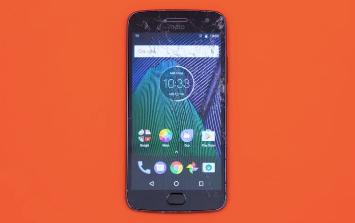 Motorola Moto G5 Plus vượt qua cú thả rơi 1,2 mét và 1,8 mét vào gỗ cùng cú thả rơi úp mặt từ 1,4 mét lên bê tông mà không có quá nhiều hư hại. Dù vậy, máy bị vỡ nặng màn hình khi thả rơi úp mặt từ độ cao 1,8 mét xuống bê tông (Điểm: 5,1/10).
