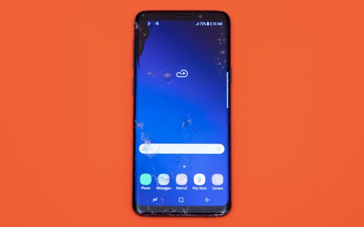 Những tưởng thiết kế màn hình cong và gần như không có viền sẽ khiến Samsung Galaxy S9 “yếu đuối” với những cú rơi nhưng thực tế chiếc máy này vượt qua các thử thách khá tốt. Hình ảnh mà bạn đang thấy là chiếc S9 sau khi hoàn thành thử thách số 7: thả rơi vào toilet. (Điểm: 6/10).