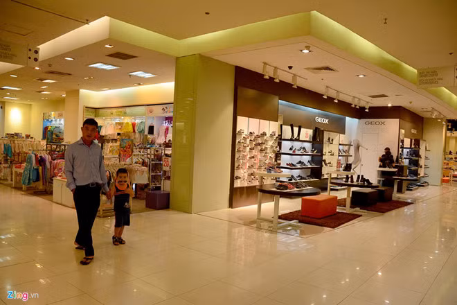 Các TTTM của Parkson luôn trong cảnh vắng khách mua sắm. Ảnh: Minh Thanh.