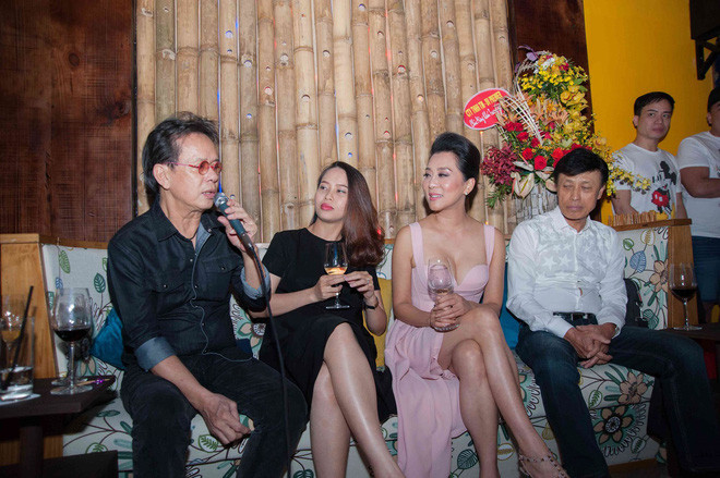 Cách cư xử khéo léo cũng là một điểm đáng nể ở vợ trẻ của nhạc sĩ Đức Huy. Không lập tức tranh cãi mà luôn để 1 - 2 ngày sau mới chia sẻ với chồng để tìm cách hòa giải.