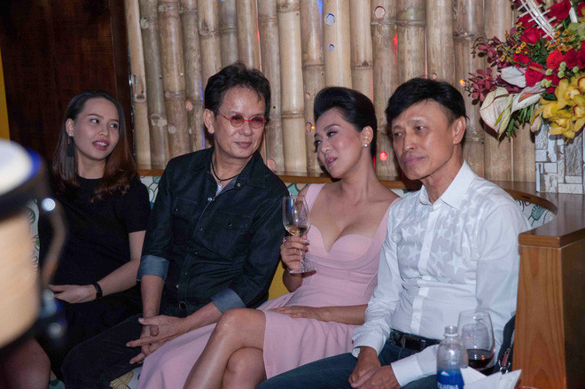 Dù lớn tuổi hơn nhưng nhạc sĩ vẫn thường được vợ "nhường".