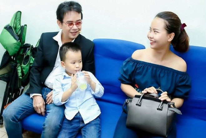 Nhạc sĩ hài hước kể, ở tuổi này khi mang con trai nhỏ ra đường, nhiều người tưởng ông đi cùng cháu. Thậm chí, nếu đi cùng vợ trẻ không ít người còn nghĩ đó là con gái của Đức Huy. Tuy nhiên, ông không buồn. Bởi, ông đang hạnh phúc với gia đình nhỏ của mình.