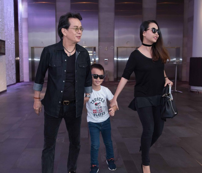 Sau khi đường ai nấy đi với ca sĩ Thảo My, phải mất một thời gian dài, nhạc sĩ mới quen biết và tìm hiểu người vợ mới.