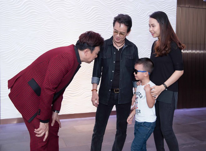 Xuất hiện trong buổi ra mắt chương trình "Người hát tình ca" mới đây, nhạc sĩ Đức Huy (SN 1947) tình tứ bên người vợ trẻ (SN 1991) và con trai 5 tuổi.