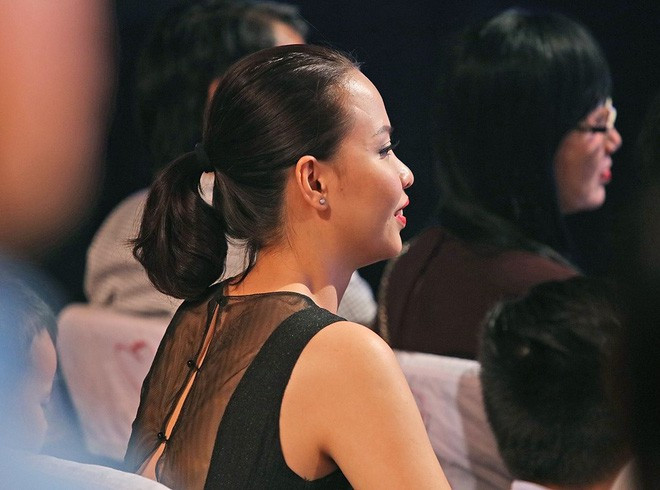 Ít khi "khoe" vợ trước dư luận, thế nhưng, dù đi đâu nhạc sĩ cũng được vợ mới lặng lẽ đi theo ủng hộ.