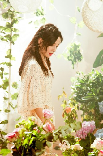 rong tập mới nhất của show truyền hình ""Nhà hàng Trung Hoa", "Én nhỏ" Triệu Vy tiếp tục đốn tim fan bởi ngoại hình trẻ trung, rạng rỡ.