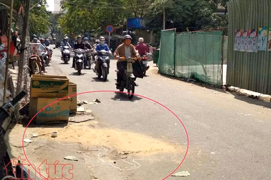 Hiện trường nơi thanh sắt rơi xuống đường khiến nam thanh niên nguy kịch.