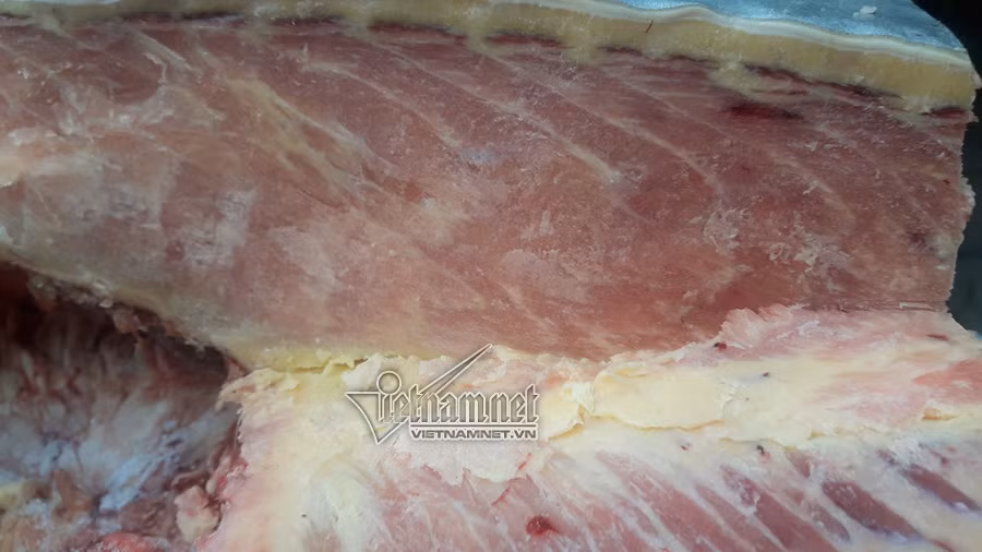 Các thớ thịt rắn chắc, đầu bếp phải dùng cưa máy để pha thịt.