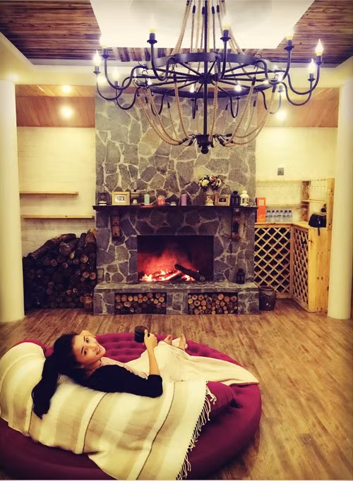 Thay vì mua các loại hoa yêu thích, Dương chọn những cây phù hợp với điều kiện thời tiết ở Việt Nam hơn như hồng cổ đào, bạch cổ, cổ Sapa, leo cổ Hải Phòng. Cô cũng trồng một số loại hồng ngoại cây đã thuần và to khoẻ để có sức bật tốt.