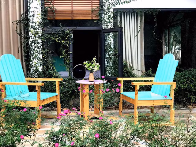 Không có nhiều thời gian ở đó nên cô phải viết ra chi tiết, tự tay mua thức ăn về trộn đóng bao và để sẵn trong nhà kho rồi hướng dẫn cho người chăm vườn làm theo. Sau khi mất nhiều công sức và tiêu tốn một khoản kha khá cho lần thất bại đầu tiên, Dương bắt đầu kỹ tính hơn trong việc chọn giống hồng.