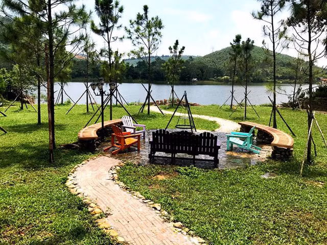 "Hiện tại, đồi hoa hồng của tôi có khoảng vài trăm gốc nhưng chắc chắn sẽ còn nhiều hơn nữa để làm sao mở cổng vào sẽ là một không gian đầy lãng mạn, tràn ngập sắc hoa hồng và mùi thơm của hoa lan toả khắp khu vườn", Dương cho hay.