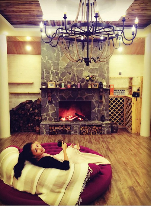 Thay vì mua các loại hoa yêu thích, Dương chọn những cây phù hợp với điều kiện thời tiết ở Việt Nam hơn như hồng cổ đào, bạch cổ, cổ Sapa, leo cổ Hải Phòng. Cô cũng trồng một số loại hồng ngoại cây đã thuần và to khoẻ để có sức bật tốt.