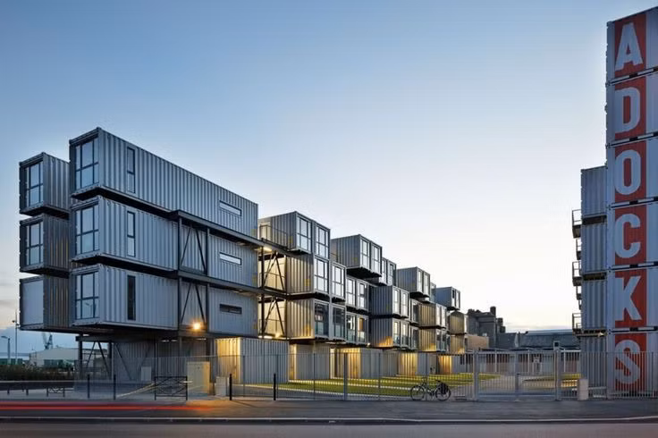 "Cité A Docks" (2010) Đây là khu chung cư dành cho sinh viên tại Le Havre, Pháp với hơn 100 căn hộ thiết kế từ các container bỏ đi.