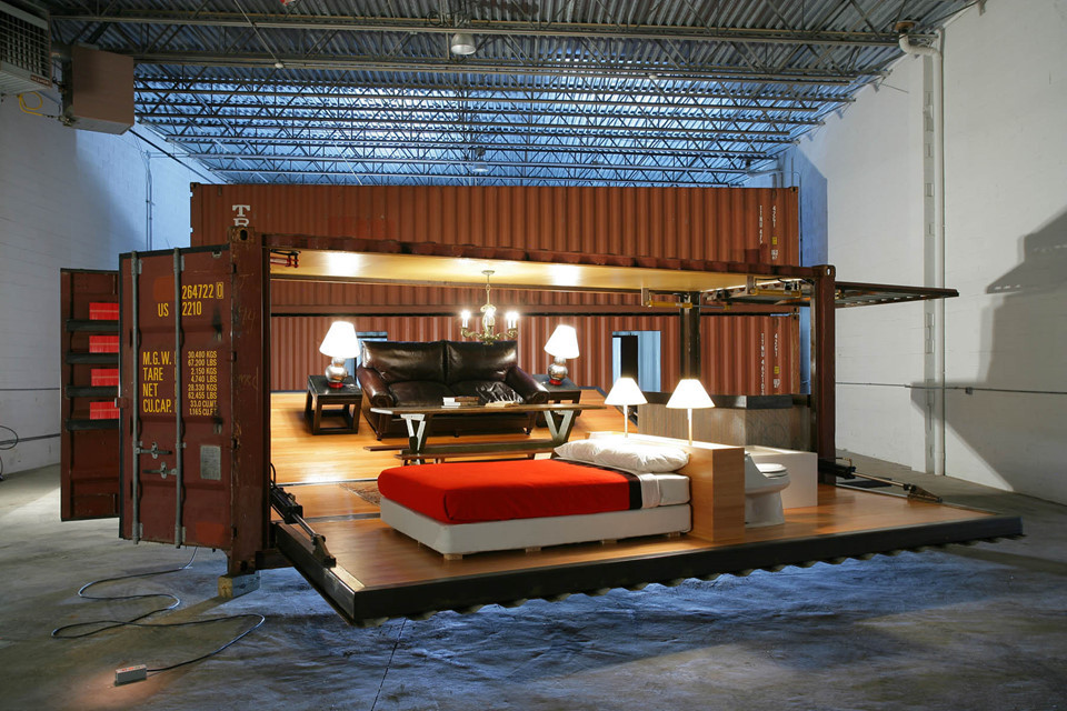 "Push Button House" (2007) Căn phòng thiết kế trong container này lần đầu được ra mắt tại Venice Biennale vào năm 2007. "Push Button House là căn nhà đầu tiên được ứng dụng công nghệ robot và điều khiển bằng máy tính của chúng tôi", kiến trúc sư Kalkin - tác giả công trình này cho biết.