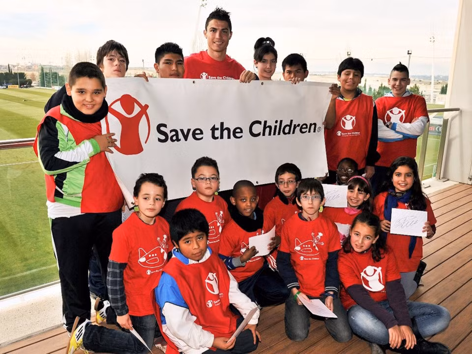 Ngôi sao này cũng dành nhiều tiền làm từ thiện. Anh từng quyên góp 165.000 USD cho một trung tâm ung thư tại Bồ Đào Nha, để trả cho cuộc phẫu thuật não của một người hâm mộ 10 tuổi.