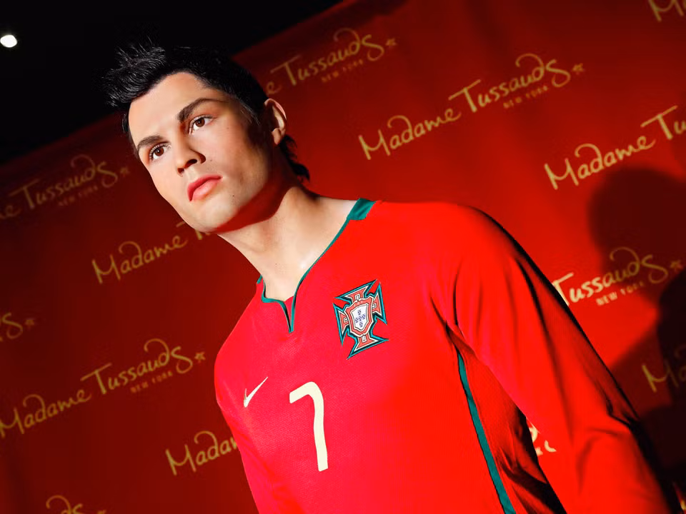 Anh đã trả gần 30.000 USD để làm tượng sáp của mình và cất một bức ở nhà, một bức ở bảo tàng tượng sáp Madrid. Thậm chí, cầu thủ còn trả tiền cho một chuyên gia về tóc, để mỗi tháng một lần tới bảo tàng này cập nhật kiểu tóc mà mình đang để.