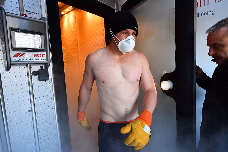 Ronaldo cũng là người yêu thích phương pháp trị liệu áp lạnh (cryotherapy), đưa cơ thể vào môi trường nhiệt độ dưới 130 độ C để giúp phục hồi cơ bắp và tăng cường tỉnh táo.