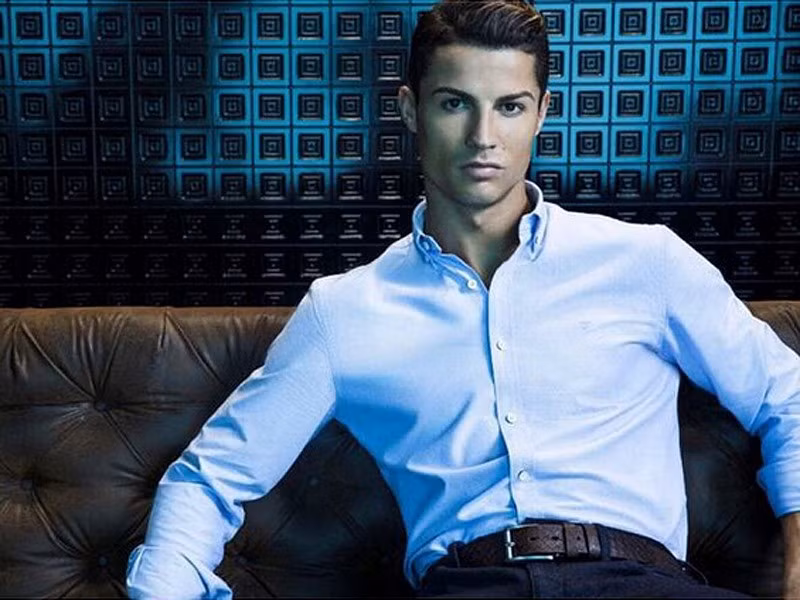 Ronaldo cũng là người mê thời trang. Anh làm mẫu cho các thương hiệu thời trang như Armani và một thương hiệu đồ lót cùng với nhà thiết kế Richard Chai.