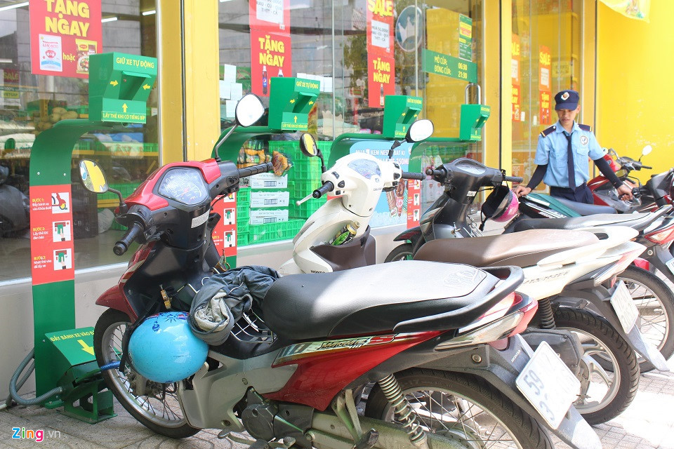 Hiện nay, một số siêu thị thuộc một hệ thống bán lẻ ở quận Tân Phú (TP.HCM) đã trang bị thiết bị giữ xe tự động. Hệ thống giữ xe tự động này giúp người mua sắm có thể tự trông xe mà không cần sự giúp đỡ của nhân viên bảo vệ.