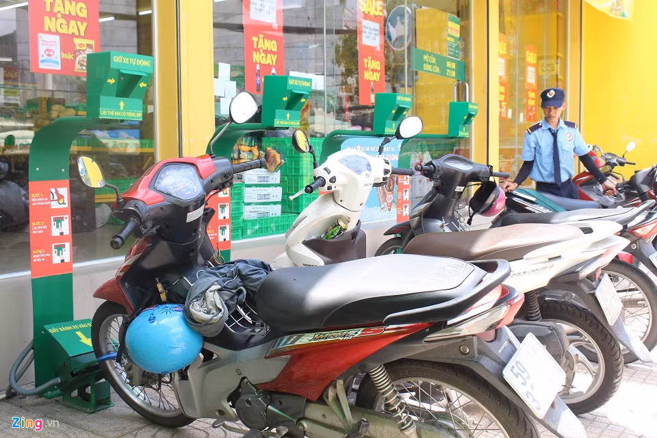 Hiện nay, một số siêu thị thuộc một hệ thống bán lẻ ở quận Tân Phú (TP.HCM) đã trang bị thiết bị giữ xe tự động. Hệ thống giữ xe tự động này giúp người mua sắm có thể tự trông xe mà không cần sự giúp đỡ của nhân viên bảo vệ.