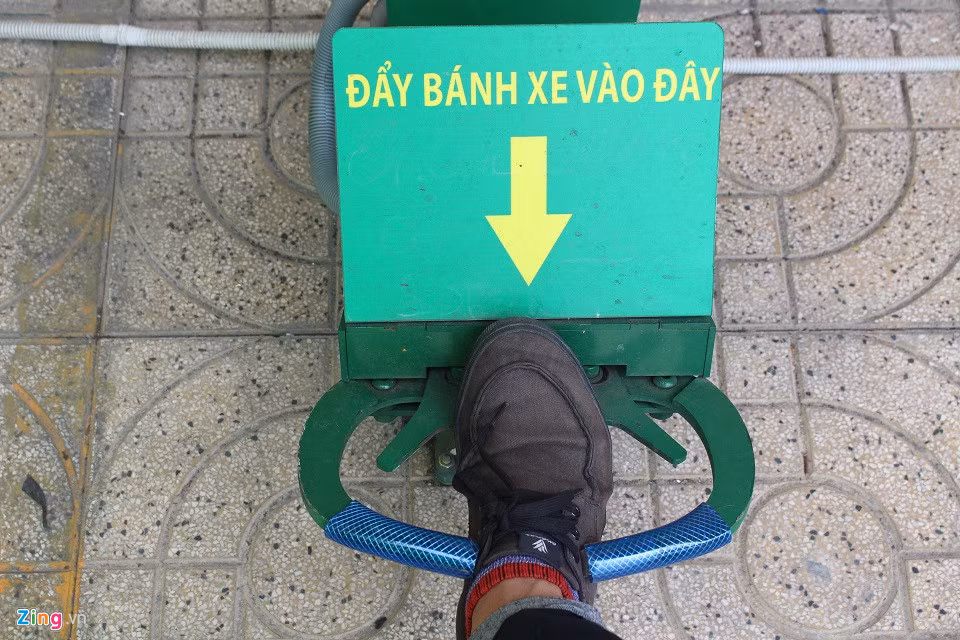 Máy trông giữ xe có một nhược điểm khác là có thể gây nguy hiểm với trẻ em bởi "ngàm" chỉ cần một lực tác động là sẽ khóa lại gây tổn thương ở chân. Vì vậy, khi đi mua sắm cùng con nhỏ, các phụ huynh cũng cần lưu ý.