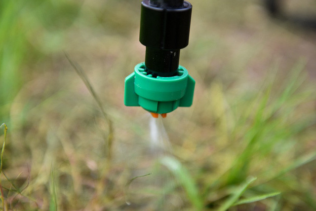 Cận cảnh vòi phun thuốc trừ sâu gắn dưới cánh quạt máy bay. Ảnh: Toàn Vũ.