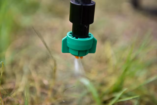 Cận cảnh vòi phun thuốc trừ sâu gắn dưới cánh quạt máy bay. Ảnh: Toàn Vũ.